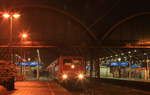 Am 12.12.2020 um punkt 19:53 Uhr enstand mein letztes RE4 Bild mit einer planmäßigen Altbaulok der Baureihe 111 und einem DB Wagenpark nach Aachen Hbf im Hauptbahnhof Mönchengladbach. 5-fache Grüße von den Bahnsteigen 5 und 6  zurück an den TF:) 