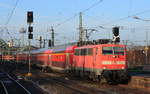 Am 19.12.2020 zog 111 112 einen RE9 nach Siegen Hbf in Köln-Messe/Deutz ein. 