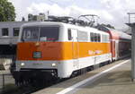111 111-1 in kieselgrau/orange vor dem RB 48-Ersatzzug in Wuppertal-Oberbarmen am 10.9.21. Nur dank Horsts Hilfe war ich zur rechten Zeit am rechten Ort. Danke!