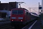 RE12 beim Verlassen von Kochendorf am 24.9.2021, schiebend ist die GfF 111 200-2 samt N-Wagenzug gen Bad Friedrichshall Hbf zusehen.