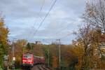 Heute vor einem Jahr (am 26. Oktober 2020) war 111 012 vor herbstlicher Kulisse in Aachen-Schanz zu sehen.
Im Hintergrund der 'Lange Turm' an der Turmstraße.
Das Foto entstand vom Bahnsteig. 