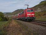 Entlang der Sandsteinfelsen zwischen Karlstadt und Himmelstadt zog 111 106 am 23.10.2016 RE 4609 von Frankfurt nach Bamberg.