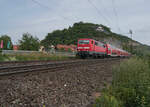 111 183 zog am 22.07.2016 RE 4618 von Würzburg Hbf. nach Frankfurt Hbf. In Kürze wird der Bahnhof Retzbach-Zellingen durchfahren.