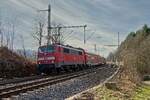 111 194 und 111 100 am 13.02.2022 mit einem Ersatzzug auf der Linie RE 11 bei der Einfahrt in den Bahnhof Altenbeken, Gruß zurück an den Tf!