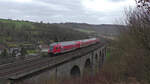 DB 111 191 schiebt ihren Doppelstockwagenzug als RE11-Ersatzzug der Centralbahn über das Altenbekener Viadukt in Richtung Kassel-Wilhelmshöhe.