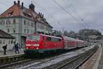 111 012 mit den Wagen des RE 5 / 4215, Stuttgart - Lindau-Reutin, am 07.02.2022 in Biberach (Riß)