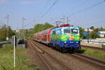 DB Gebrauchtzug 111 074  Hilde  im Touristikzug-Lack fährt am 02.05.2022 mit der RB48-Ersatzgarnitur durch Wuppertal-Sonnborn nach Wuppertal-Oberbarmen.