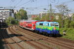 DB Gebrauchtzug 111 074  Hilde  schiebt im Touristikzug-Lack die RB48 Ersatzgarnitur nach Köln Hbf und erreicht gerade Wuppertal Hbf. (02.05.2022)