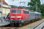 Lok 111 067 mit dem URLAUBS-EXPRESS 1879 nach Lörrach kurz vor der Abfahrt in Binz. - 23.07.2022
