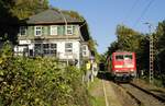 Die 111 168-1 kommt am 06.10.2022 im Haltepunkt Letmathe-Dechenhöhle an. Die Höhle, eine rund 900 m lange Tropfsteinhöhle, wurde 1868 bei den Bahnbauarbeiten entdeckt und gehörte deshalb viele Jahre der jeweils zuständigen Eisenbahngesellschaft, bis sie Ende des Jahres 1983 die Mark Sauerland Touristik GmbH übernahm.