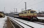 111 212-7 mit dem Ersatzzug Crailsheim - Nürnberg im Bahnhof Crailsheim 18.12.2022