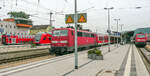 Treuchtlingen am 17.9.08: 111 107 war mit ihren Bn-Wagen aus Nürnberg auf Gleis 6 und 111 199 aus Ansbach auf Gleis 7 angekommen.