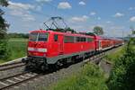 Von Friedrichshafen kommend schiebt 111 125 die Wagen des RE 5 / 4218 bei Winterstettenstadt nach Stuttgart (02.06.2023)