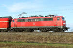 111 143 der Deutschen Bahn AG war am 16.03.2024 von München nach Passau unterwegs. Fotostelle ist bei Pulling, etwas südlich von Freising.