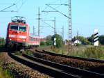 111 022 mit dem RE von Passau Hbf nach Ulm Hbf (Radlzug) kurz nach Plattling.