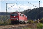 111 035-2 kommt am 29.09.07 mit einer Doppelstockwagengarnitur bei Urspring an der KBS 750 (Filsbahn) in Richtung Stuttgart entgegen.