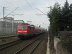 Am Vormittag des 23.02.2008 zieht 111 013 den RE 9 nach Siegen in dem Bahnhof Hennef(Sieg).