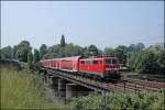 111 014 berquert mit dem RE4 (RE 10422)  WUPPER-Express , von Dortmund Hbf nach Aachen Hbf, den Harkortsee bei Wetter(Ruhr).