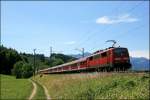 Die mnchner 111 022 (9181 6 111 022-0 D-DB) schiebt bei Vachendorf die RB 30024, bestehend aus Acht Waggons, nach Mnchen Hbf. (06.07.2008)
