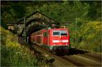 Am Abend des 6. September 2005 verlt 111 098-0 mit RE 15327 nach Frankfurt den Schlchterner Tunnel. Heute ist dieses Bild nicht mehr machbar, da am linken Bildrand der Stollen fr die zweite Rhre gebaut wird.
