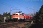 Einst ein beliebter Farbtupfer bei Bundesbahn und Bahn AG, heute schndes Verkehrsrotallerlei:
111 183 fhrt am 12.9.03 etwa bei Haspelmoor in Richtung Augsburg.