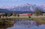 Am 24.8.03 lockten Sonne und Berge zur Fototour an die Karwendelbahn - so hat soeben eine 111 auf ihrem Weg von Mnchen nach Innsbruck den sterreichischen Touristenort Seefeld in Tirol verlassen und wird in Krze mit ihrer Talfahrt beginnen.