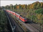 007 alias 111 007 ist mit dem RE4 (RE 10415)  WUPPER-Express  von Aachen nach Dortmund unterwegs.