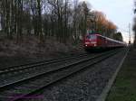 Die DB 111 125  mit 6 roten Silberlingen abends unterwegs als RB20524 Dsseldorf-Emmerich.