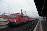 Die Lok 111 098-0 fhrt am 20.02.09 als RB 15621 von Wchtersbach kommend in Hanau Hbf ein und legt einen kurzen Halt in Hanau Hbf ein um danach weiter nach Frankfurt/M Hbf zu fahren.Nchster Halt ist