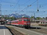 Am sonnig-klaren 25.4.2009 steht Lok 111 034 abfahrbereit mit RB30007 Mnchen - Salzburg in Traunstein.