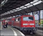 111 147 mit dem RE10418 gerade aus Dortmund angekommen. Schwachsinnigerweise muss der Zug nun bis zum Viadukt vorziehen um auf Gleis 3 umzusetzen da Gleis 2 wieder von RE1 belegt wird 5.7.2009