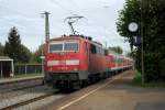 Hier fhrt 111 180 - 6 durch Regensburg - Prfening. 03.10.2009