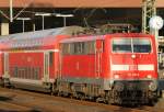 Die 111 118-6 zieht den planmigen RE4 aus Dortmund HBF zur Weiterfahrt nach Aachen HBF, aufgenommen am 10.10.2009 in Dsseldorf HBF