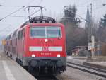 111 006-3 fhrt mit dem RE30019 Mnchen-Salzburg-Express in Grokarolinenfeld ein. 8.2.2010