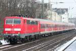 Die 111 013-9 zieht ihren RE4 Verstrker von Dsseldorf nach Aachen gerade am 15.02.2010 durch Dsseldorf Vlkinger Strae