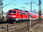 111 114 schiebt am 03.03.2010 den RE1 von Aachen nach Hamm in Westfalen.