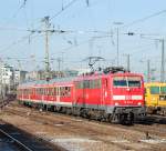 Mit einem Regionalzug, welcher aus n-Wagen gebildet ist, poltert 111 079-0 am 6.4.2010 in ihren Heimatbahnhof Stuttgart.