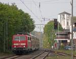 111 153-3 mit dem RE10426 aus Dortmund nach Aachen bei der Einfahrt in den Bahnhof Geilenkirchen, 8.5.10