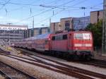 Die 111 067 fhrt in Mnchen Hauptbahnhof mit Doppelstockwagen an.