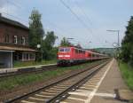 Die 111 179-8 und eine weitere 111, durchfuhren am 25.6.10 mit RE 4611 nach Wrzburg den Bahnhof Himmelstadt.