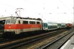 111 142-6 mit Doppelstockwagens und im Hintergrund ein Kf auf Hamm Hauptbahnhof am 21-4-2001.