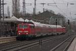 111 077-4 und 111 079-0 (Zugschluss) mit dem RE10915  RSX  aus Aachen nach Dren bei der Einfahrt in Dren, 12.12.10