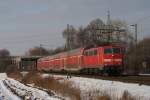 111 122-8 mit dem RE 7 nach Mnster in Neuss-Weienberg am 05.01.2011