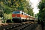 BR 111 173 am 14.05.1995 ist mit einer S-Bahnganitur im Essener Stadtwald unterwegs.-scan-