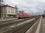 Ein RE von Nrnberg nach Stuttgart fhrt soeben in Rotal ein.