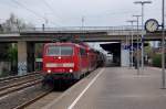 Mit hoher Geschwindigkeit durchfhrt die (1)111 152-5- mit einem Regional-Express den HP Angermund am Sonntag den 3.April 2011 in Richtung Duisburg.