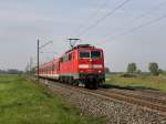 Die 111 227 mit einer S Bahn nach Bamberg am 24.04.2011 unterwegs bei Bubenreuth.