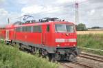 RE 4 aus Erkelenz kommend in Richtung Aachen fahrend gezogen von der 111 155-8.....der nchste Halt ist Lindern. Sonntag 17.7.2011