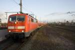 111 131-9 verlsst am 2.12.2011 Oldenburg Hbf und rollt in die Abstellung