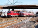 Samstagnachmittag in Korschenbroich, die 111 117 kommt mit einer Dostockfuhre in Richtung Mnchengladbach an der Ladestrae vorbei gefahren....sie ist auf dem Weg nach Aachen. 11.2.2012